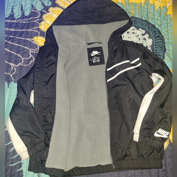 Nike Kids Black and White Jacket - Picture 2 of 4
